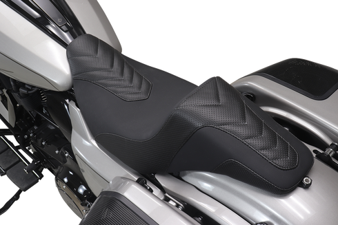 MUSTANG Signature Series Squareback™ Seat - Gripper Vinyl - Chevron - Gunmetal Stitch - FLH/FLT '23-'25 76324GM